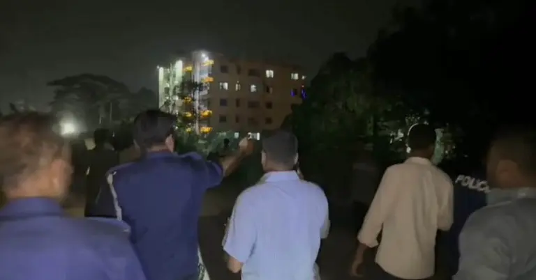 সংঘর্ষে দুই ঘণ্টা যানবাহন চলাচল বন্ধ থাকে